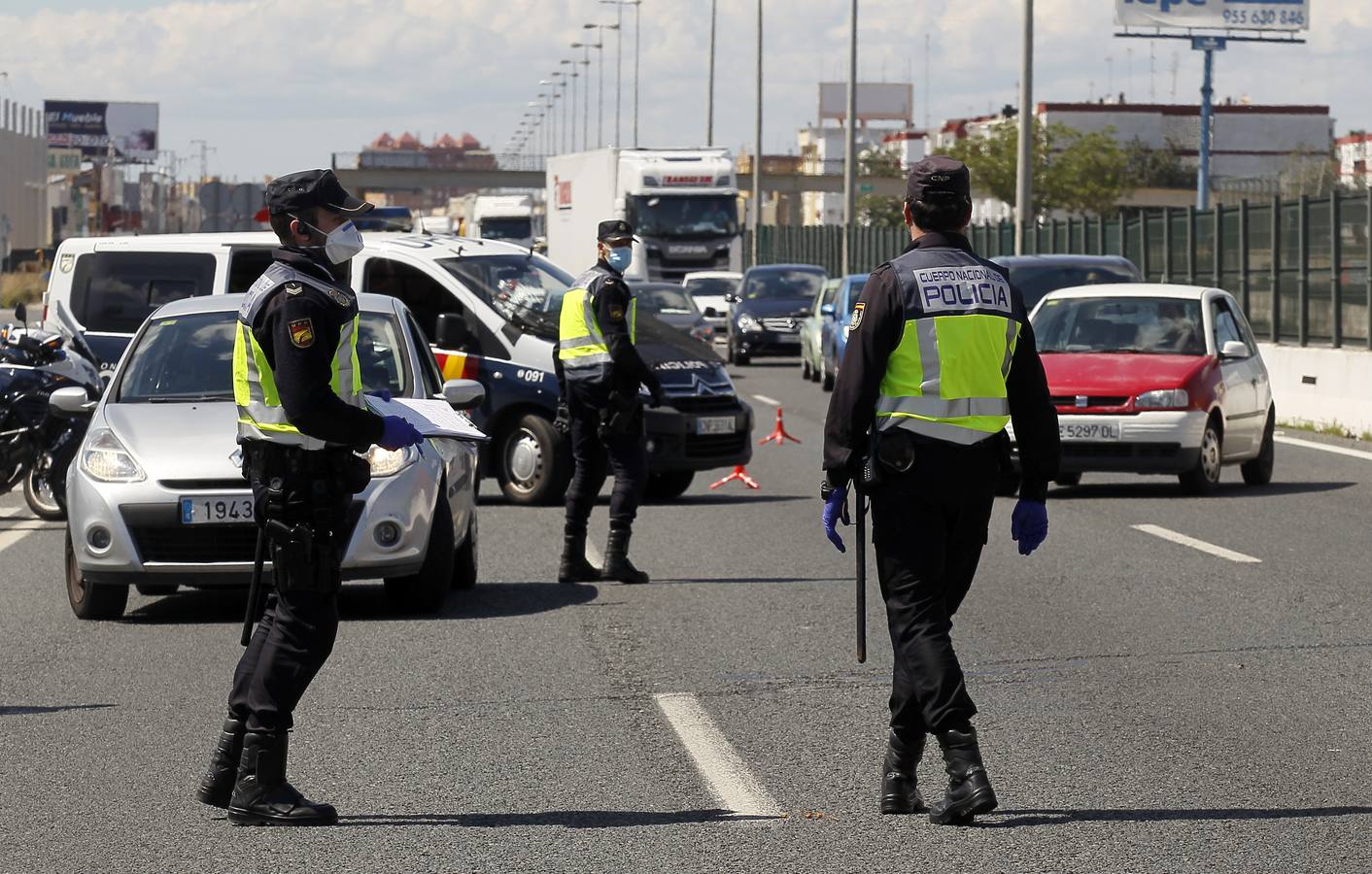 Coronavirus en Sevilla: Exhaustivos controles de tráfico para evitar desplazamientos no esenciales