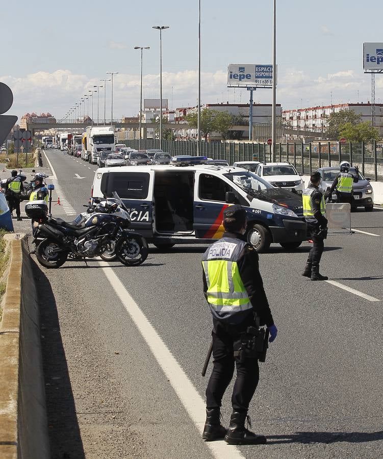 Coronavirus en Sevilla: Exhaustivos controles de tráfico para evitar desplazamientos no esenciales