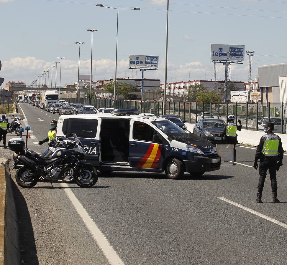 Coronavirus en Sevilla: Exhaustivos controles de tráfico para evitar desplazamientos no esenciales