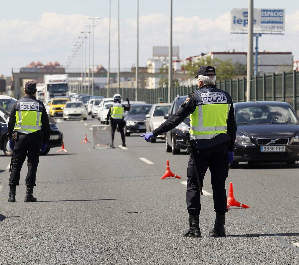 Coronavirus en Sevilla: Exhaustivos controles de tráfico para evitar desplazamientos no esenciales