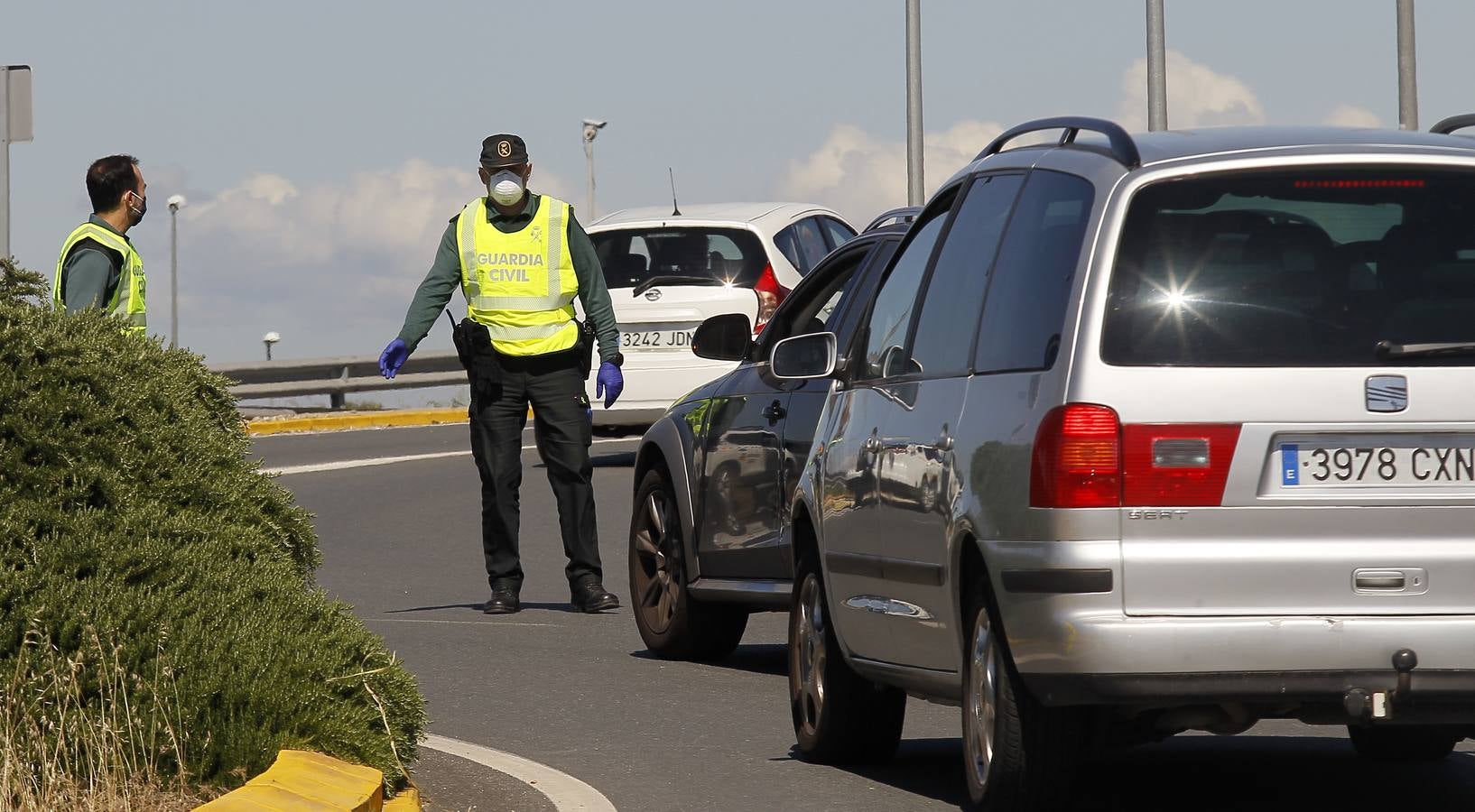 Coronavirus en Sevilla: Exhaustivos controles de tráfico para evitar desplazamientos no esenciales