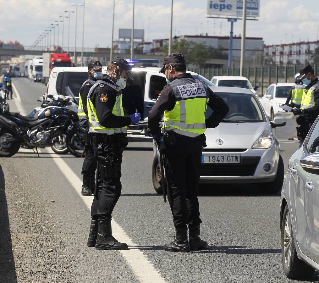 Coronavirus en Sevilla: Exhaustivos controles de tráfico para evitar desplazamientos no esenciales