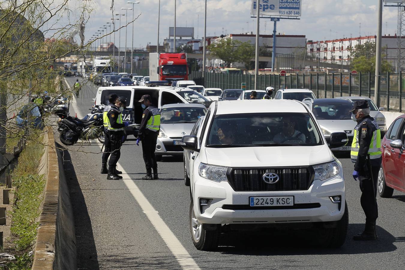 Coronavirus en Sevilla: Exhaustivos controles de tráfico para evitar desplazamientos no esenciales