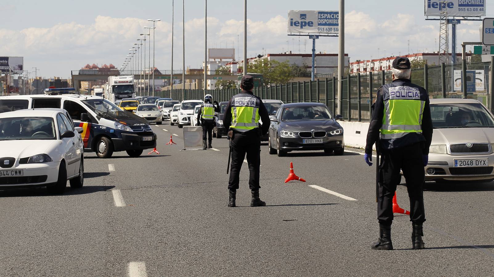 Coronavirus en Sevilla: Exhaustivos controles de tráfico para evitar desplazamientos no esenciales