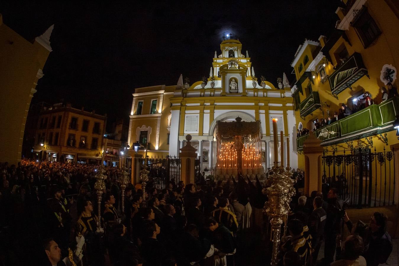 Salida de María Santísima de la Esperanza Macarena de su basílica