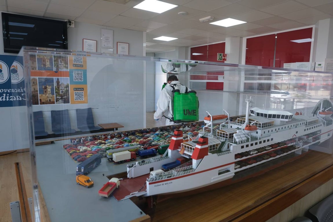 Los militares desinfectan infraestructuras claves de Cádiz capital