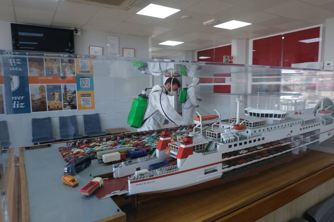 Los militares desinfectan infraestructuras claves de Cádiz capital