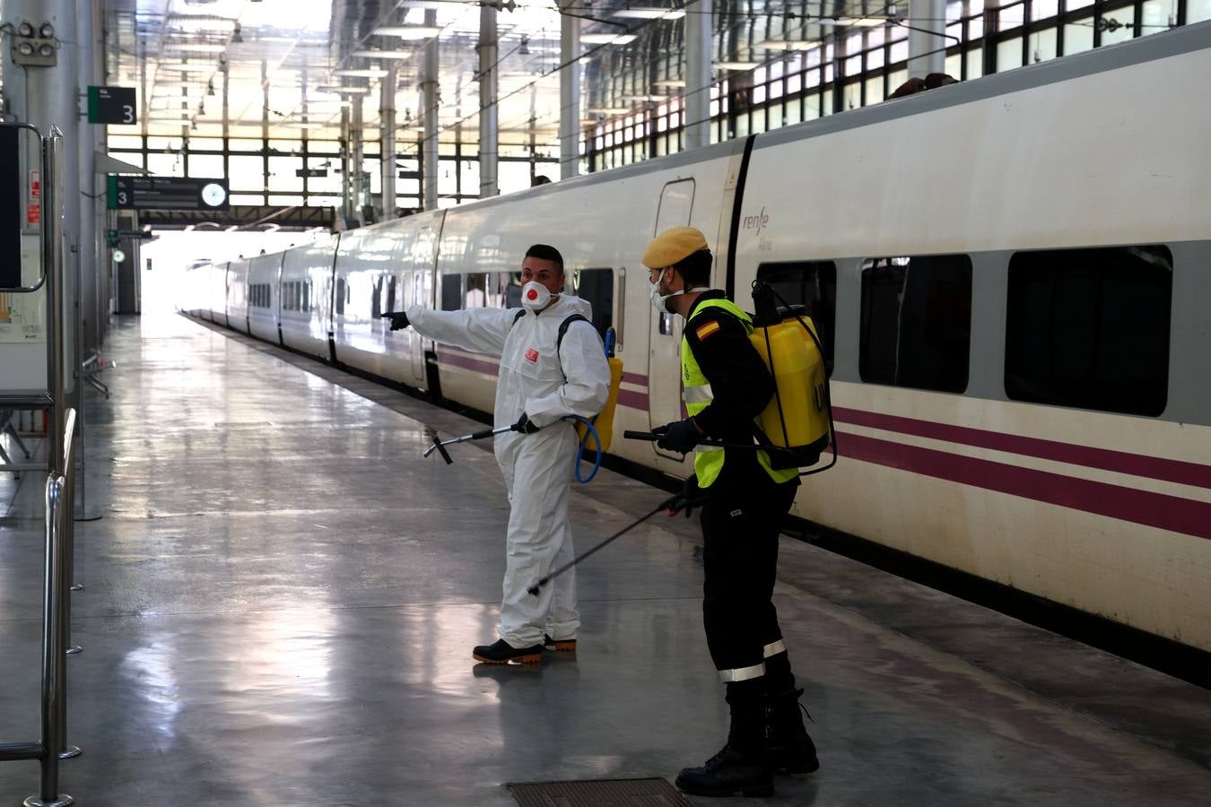 Los militares desinfectan infraestructuras claves de Cádiz capital