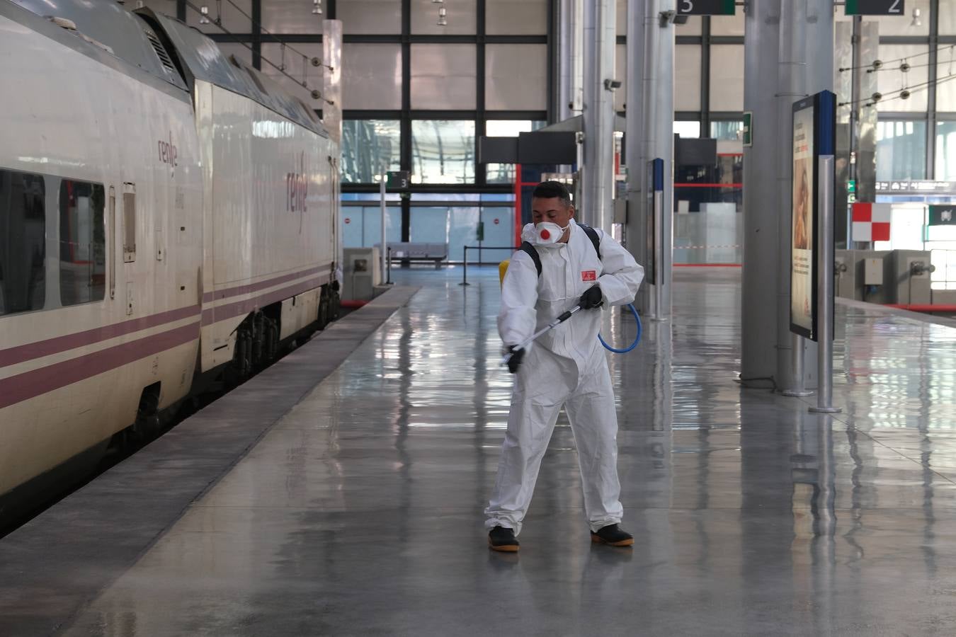 Los militares desinfectan infraestructuras claves de Cádiz capital