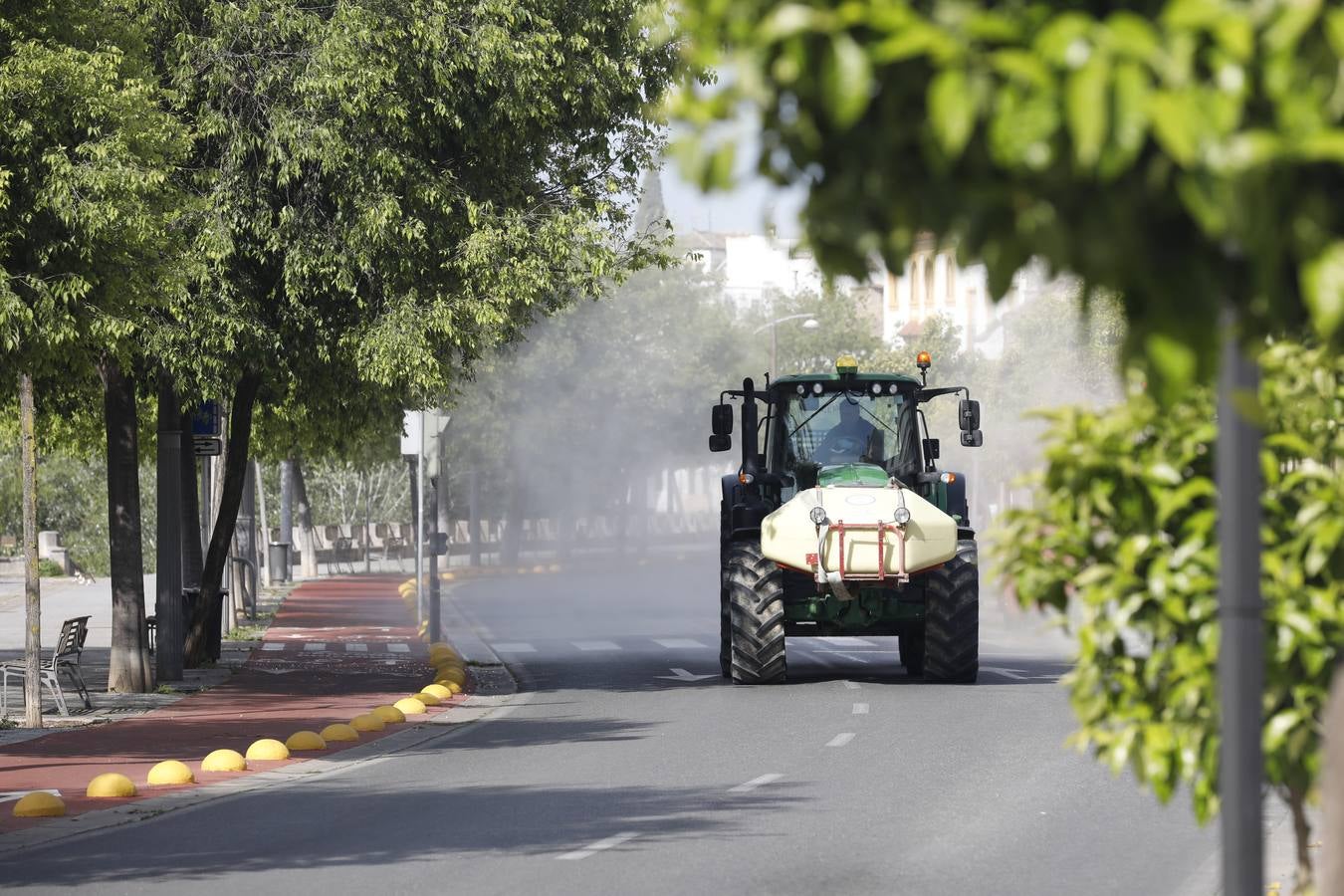 Tractores de los agricultores y Sadeco desinfectan Córdoba, en imágenes