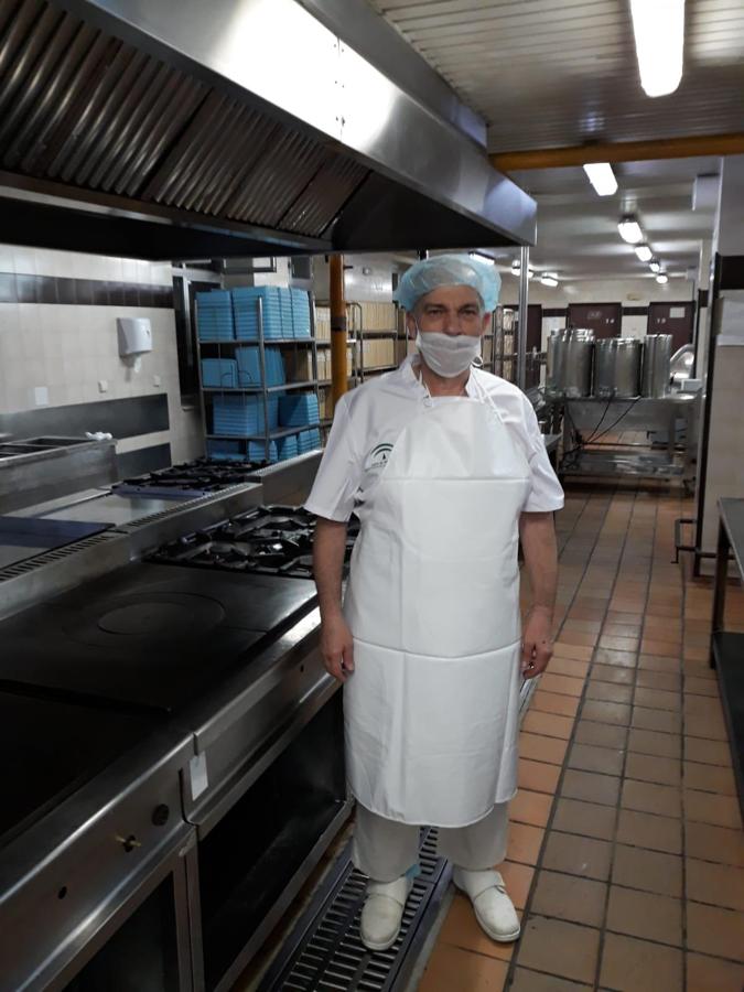 Manuel Bienvenido. 65 años. Cocinero del Hospital Puerta del Mar. 