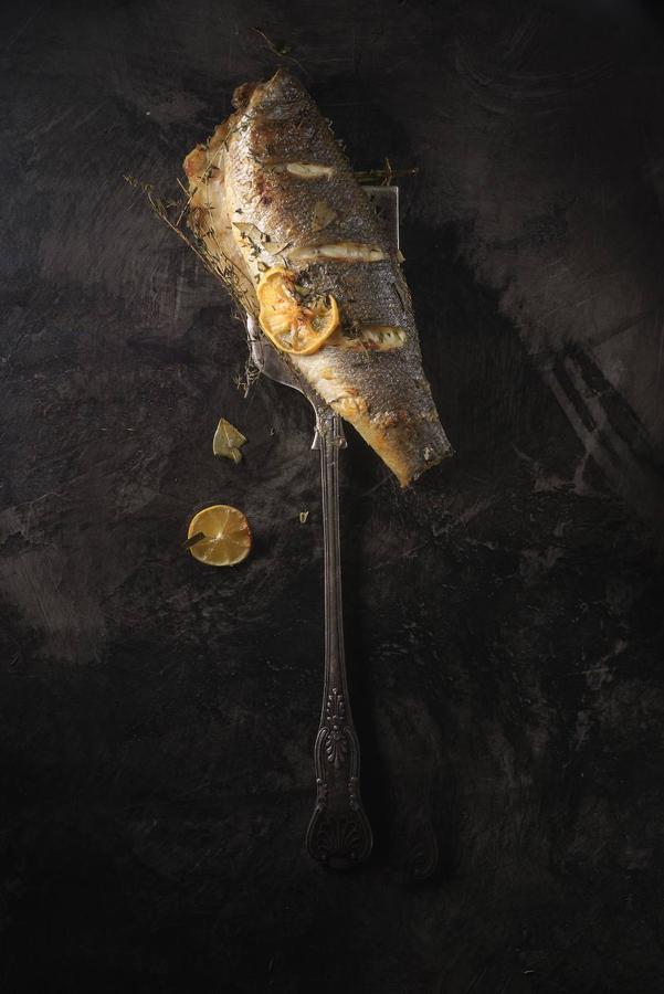 Bonito. Por último, pero no menos importante, el bonito entra en el grupo de pescados azules ricos en vitamina D. Con 23.8 microgramos por cada 100 gramos (según la Bedca), este pescado, muy versátil a la hora del cocinado, es perfecto para incluir en tu dieta. Una de las recetas más tradicionales es prepararlo, a modo de guiso, con tomate.