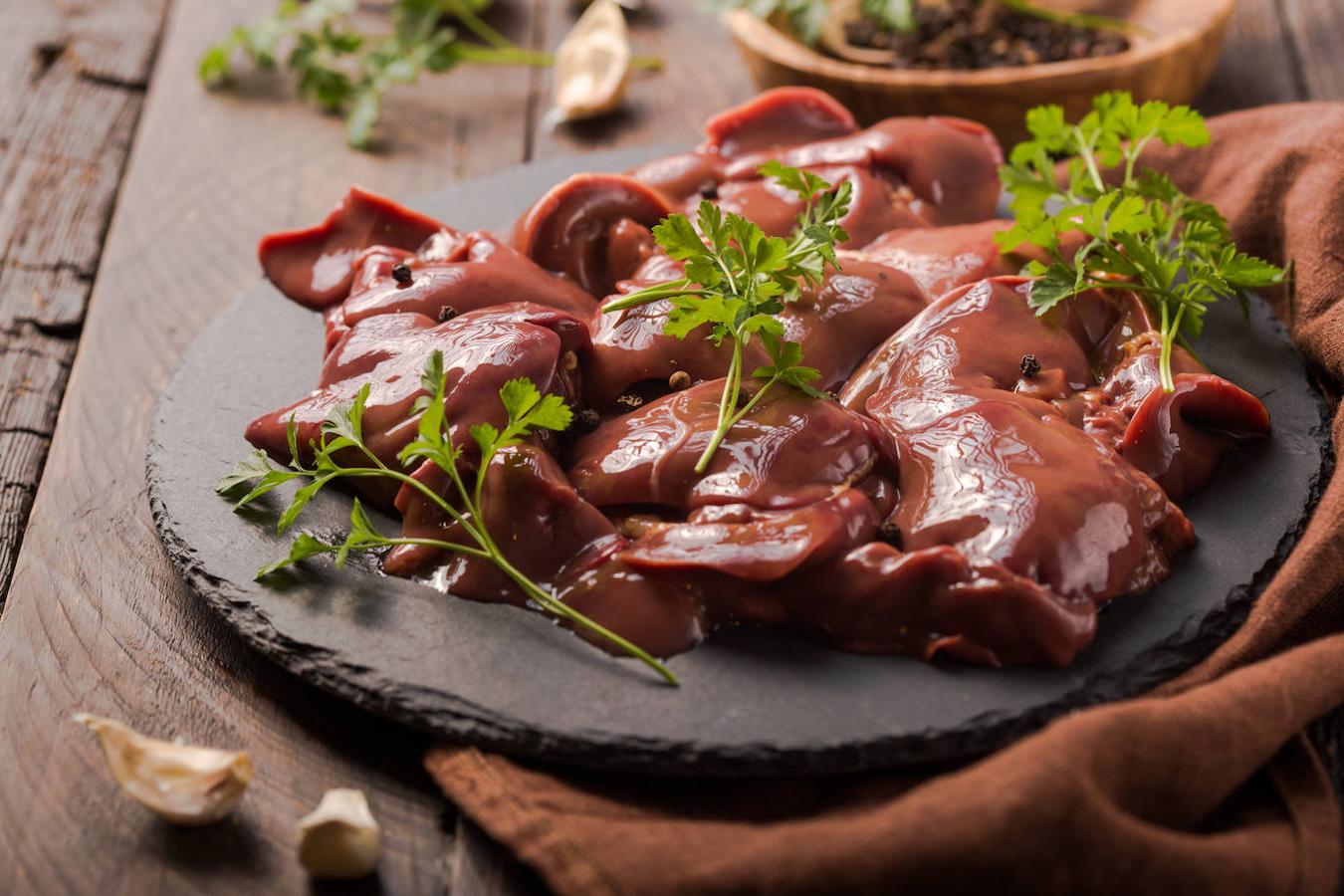 Higado. Dentro de la casquería encontramos los hígados, un manjar para muchos cuya elaboración más tradicional suele ser encebollado. El hígado de cerdo tiene 2.2 microgramos por cada 100 gramos, el de pollo 1.3 microgramos y el de vaca 1.2 microgramos, según la Bedca.