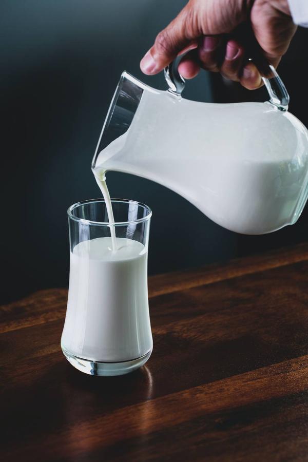 Leche. Aunque la leche por sí sola no tiene una gran aporte de vitamina D (0,03 microgramos por cada 100 gramos, según la Bedca) una opción es tomar su versión fortificada con esta vitamina, aumentando así el consumo y siendo el complemento perfecto a una dieta equilibrada.