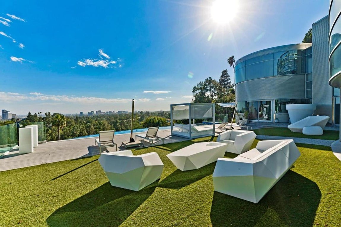 Unas vistas privilegiadas. Por otro lado, posee una piscina infinita dispuesta en la zona que recibe más horas de luz al día y que además ofrece una panorámica en la que se divisa de fondo el Pacífico.