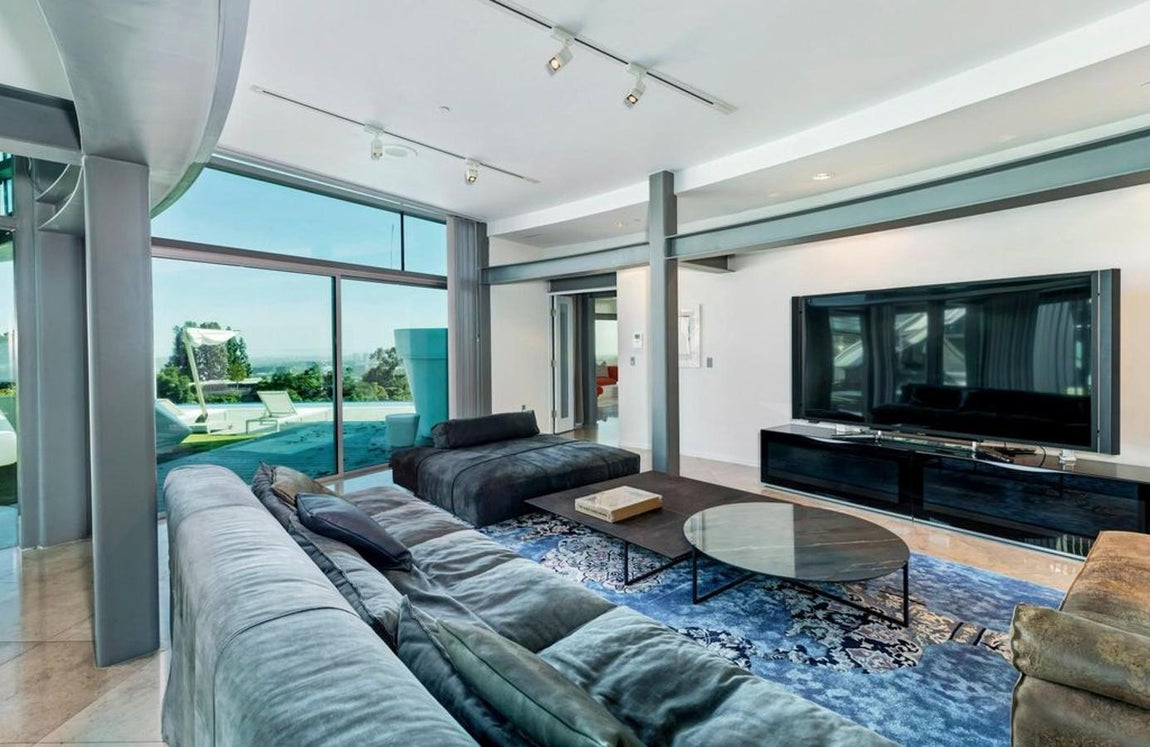 Espacios abiertos y luminosos. Las puertas y paredes interiores de acero inoxidable proporcionan un amplio espacio para el arte que se presta a una decoración de aires retrofuturistas como la que acondicionó el cantante donde no faltaban los muebles con diseño pop art y cuadros de pintores de renombre.