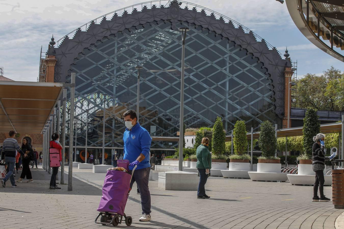 Colas en los supermercados de Sevilla por el puente de Semana Santa en estado de alarma