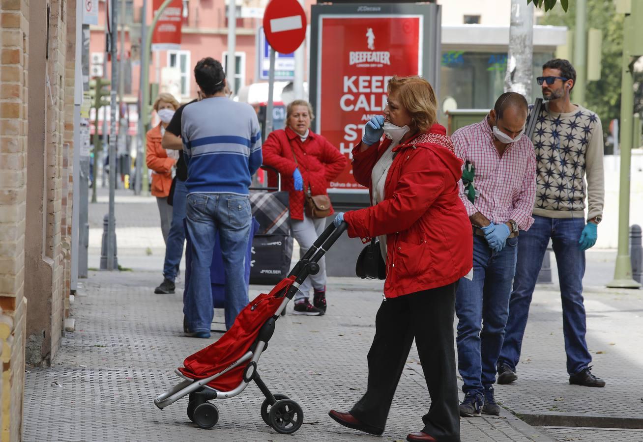 Colas en los supermercados de Sevilla por el puente de Semana Santa en estado de alarma