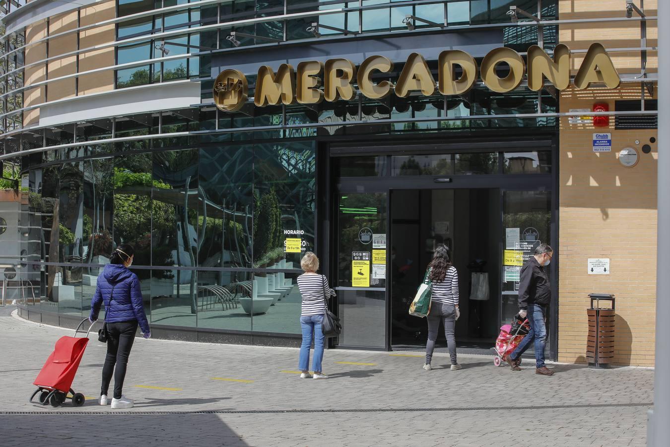 Colas en los supermercados de Sevilla por el puente de Semana Santa en estado de alarma