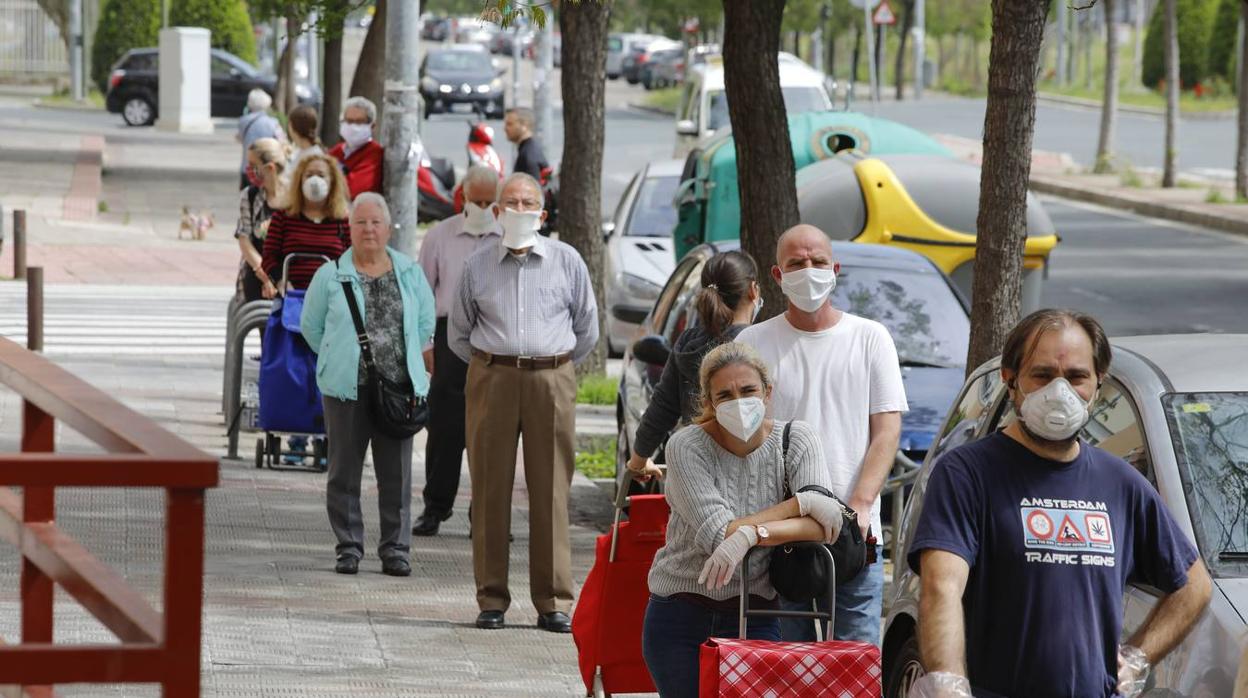 Colas en los supermercados de Sevilla por el puente de Semana Santa en estado de alarma