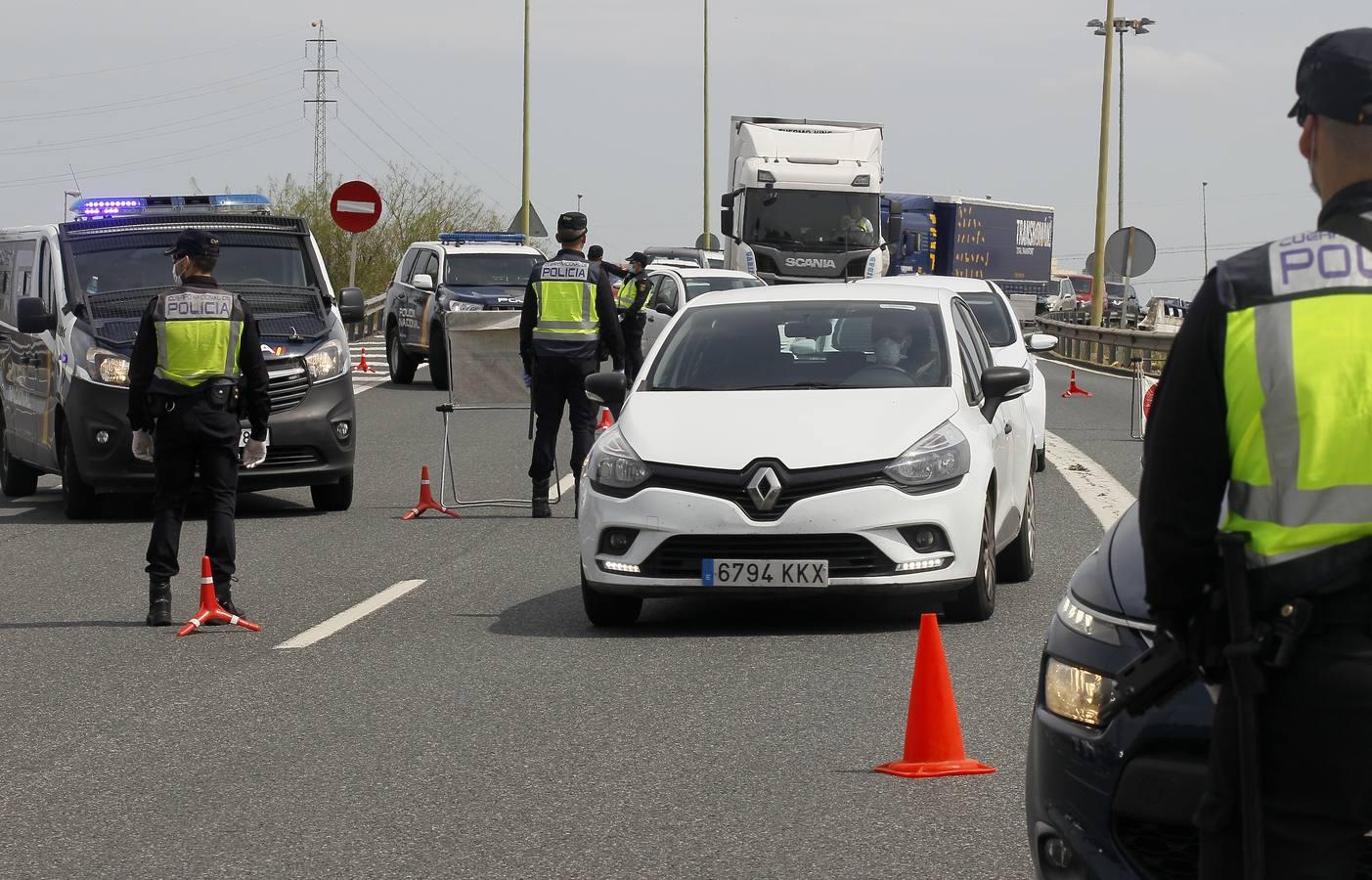 Controles en las salidas de Sevilla para evitar que se salten el estado de alarma en Semana Santa