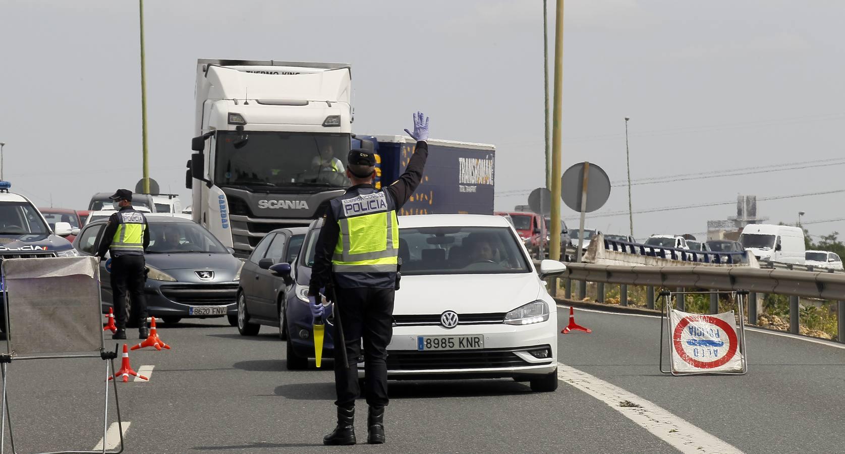 Controles en las salidas de Sevilla para evitar que se salten el estado de alarma en Semana Santa