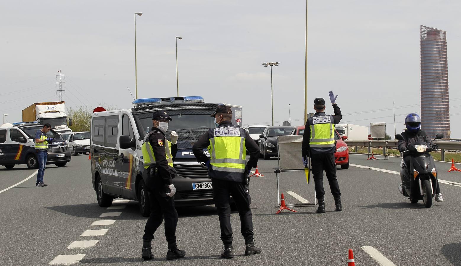 Controles en las salidas de Sevilla para evitar que se salten el estado de alarma en Semana Santa