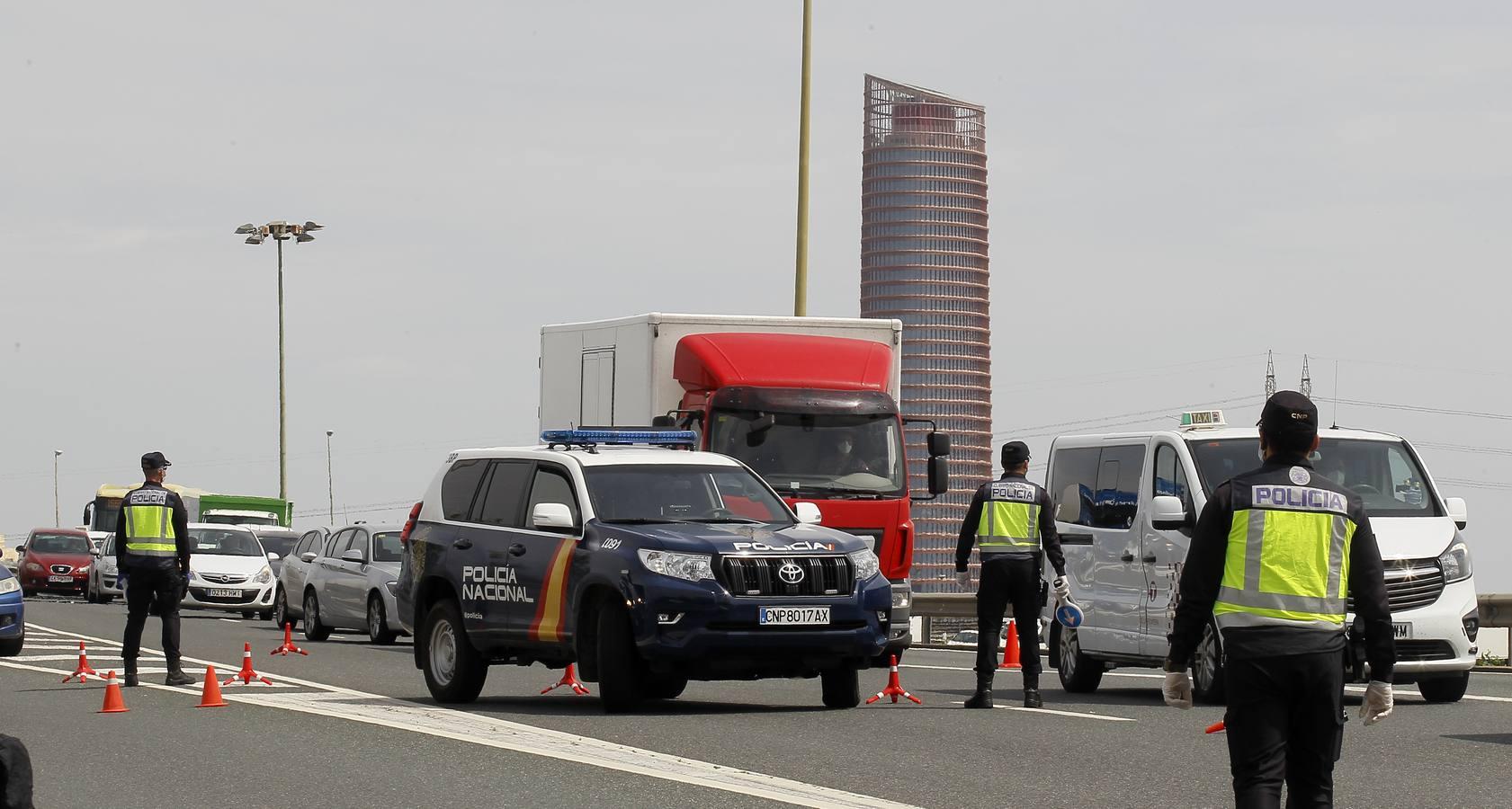 Controles en las salidas de Sevilla para evitar que se salten el estado de alarma en Semana Santa