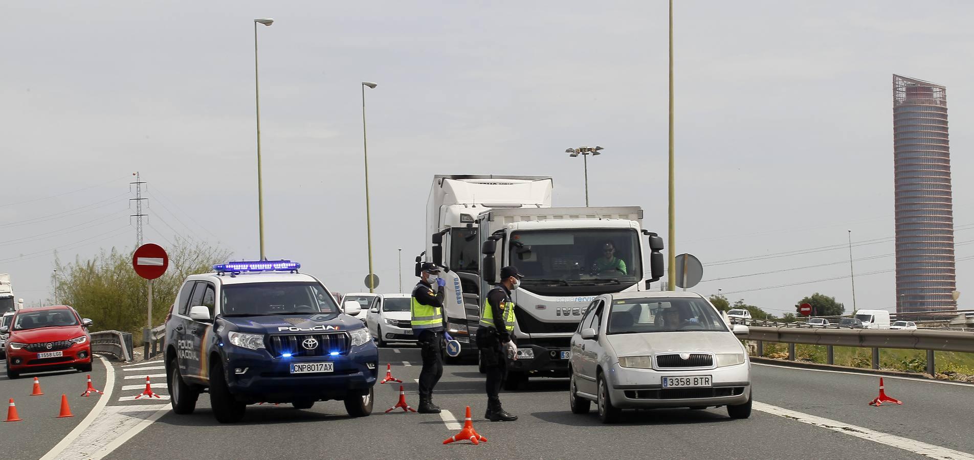 Controles en las salidas de Sevilla para evitar que se salten el estado de alarma en Semana Santa