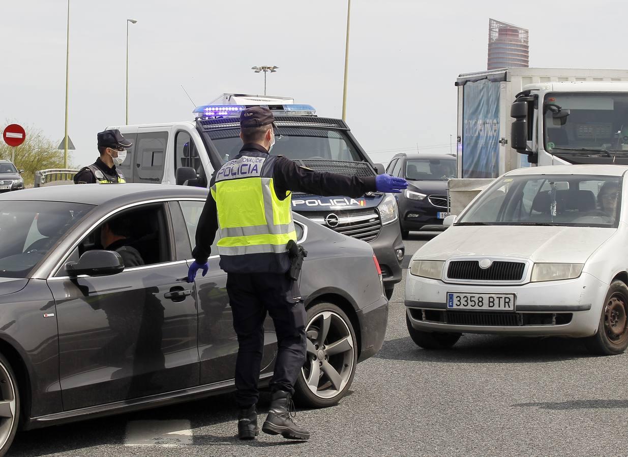 Controles en las salidas de Sevilla para evitar que se salten el estado de alarma en Semana Santa