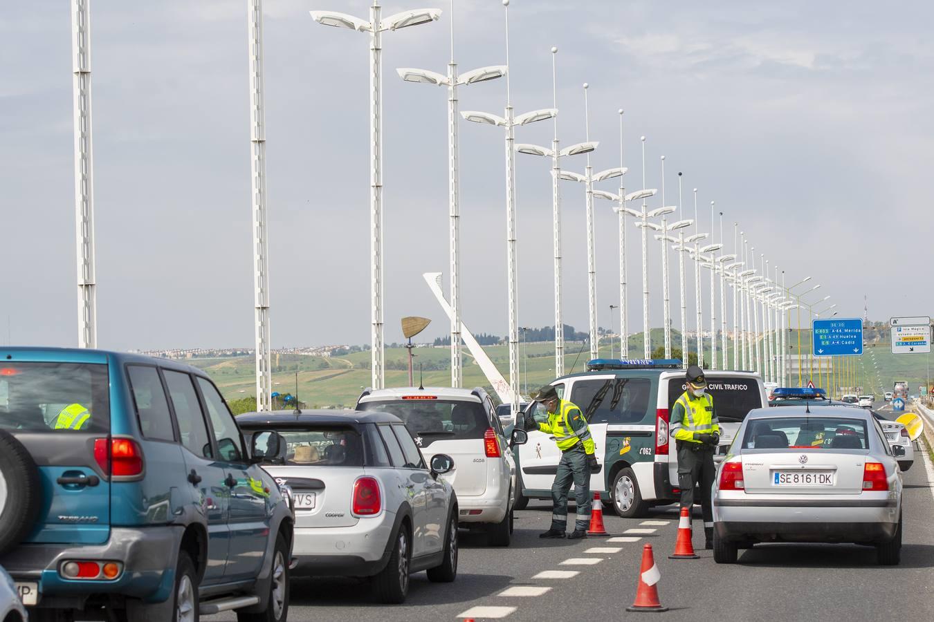 Controles en las salidas de Sevilla para evitar que se salten el estado de alarma en Semana Santa