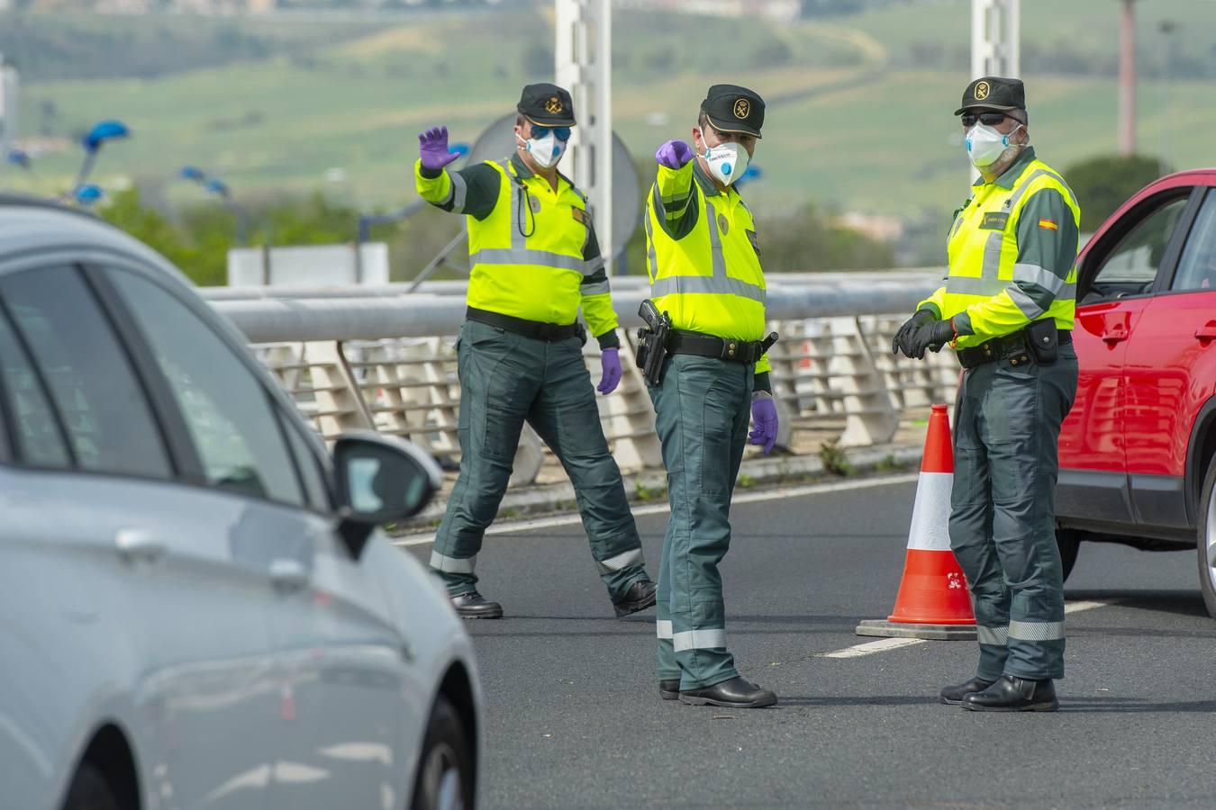 Controles en las salidas de Sevilla para evitar que se salten el estado de alarma en Semana Santa