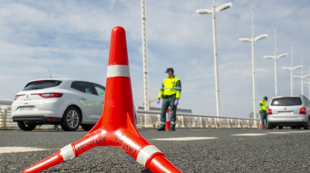 Controles en las salidas de Sevilla para evitar que se salten el estado de alarma en Semana Santa