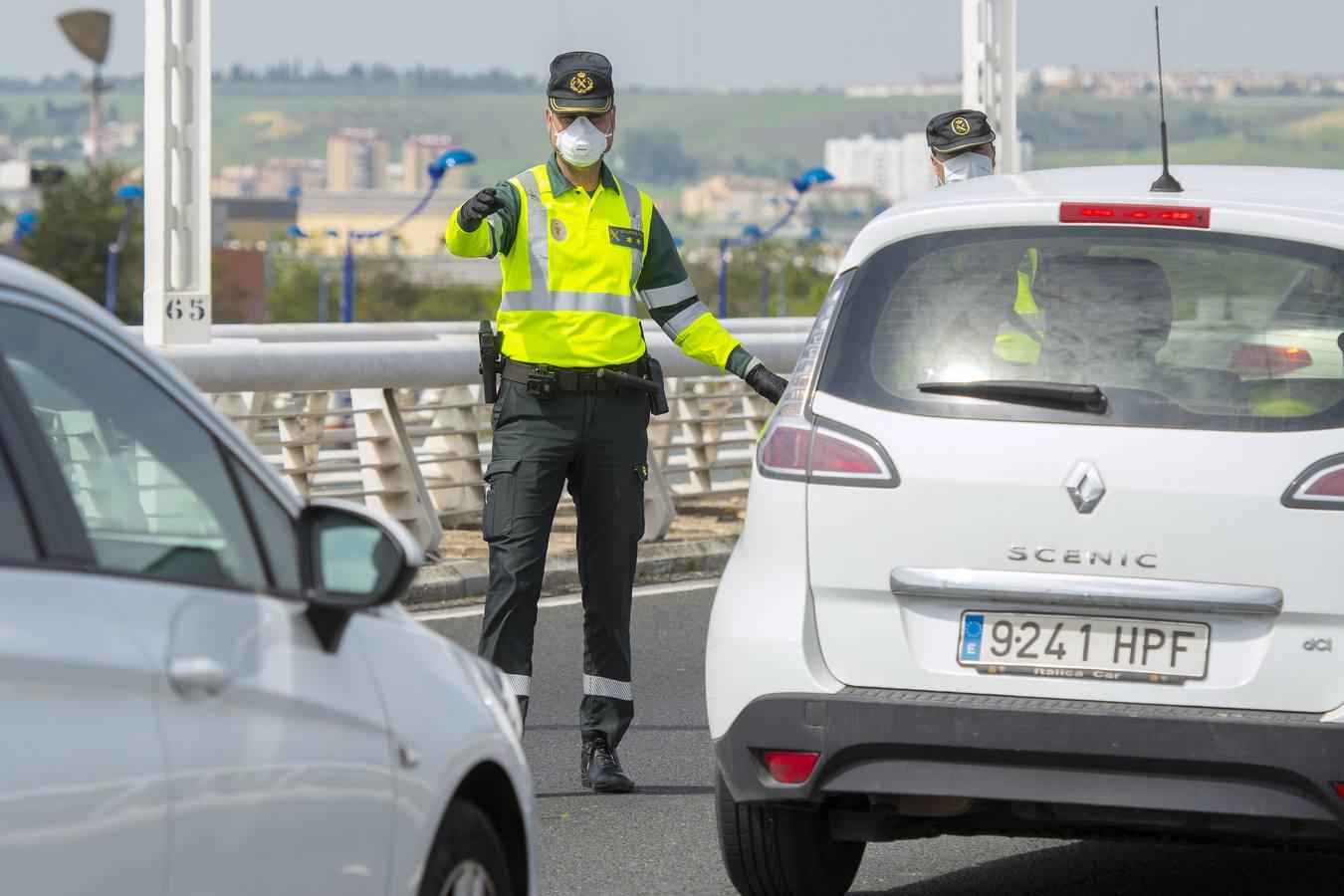 Controles en las salidas de Sevilla para evitar que se salten el estado de alarma en Semana Santa