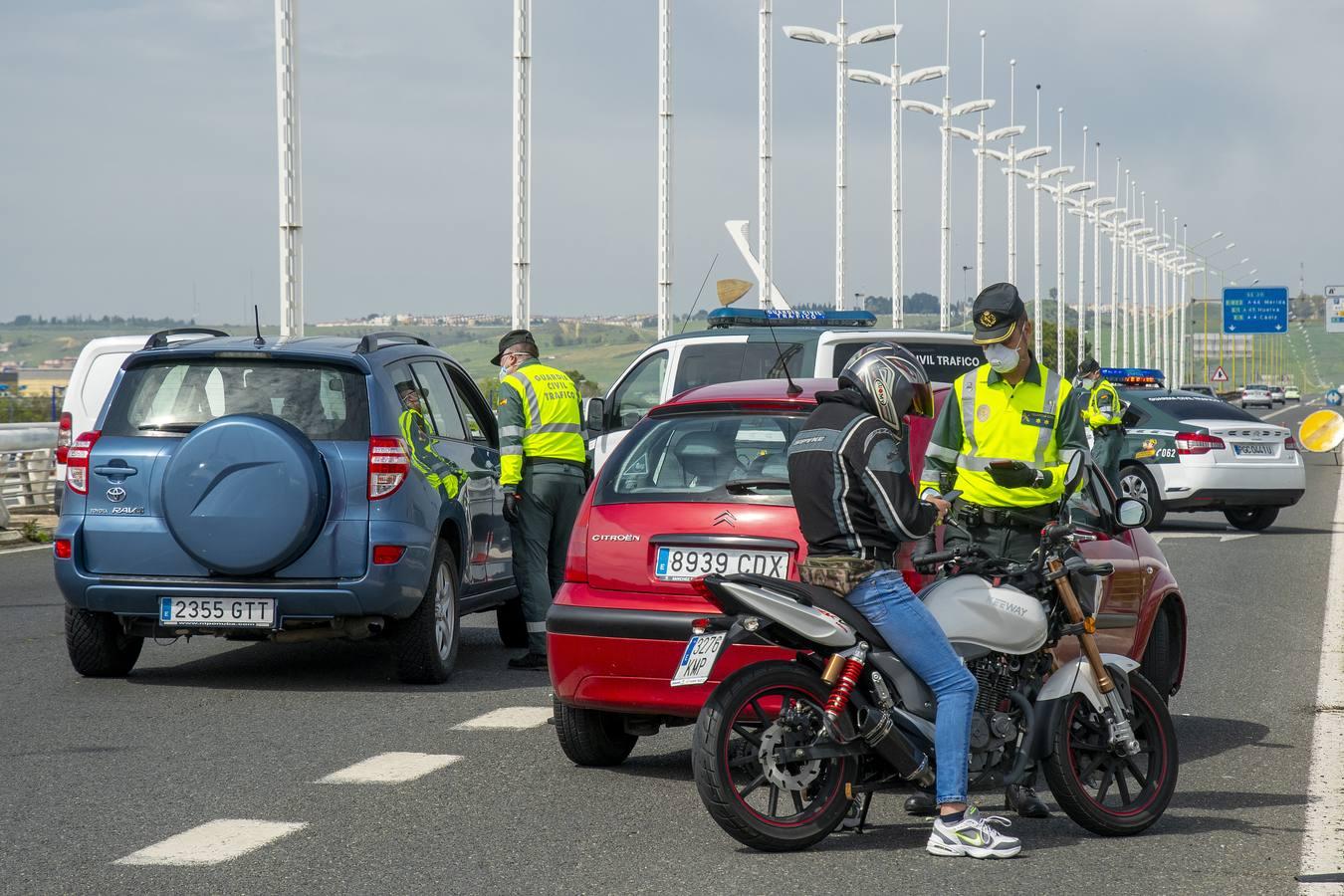 Controles en las salidas de Sevilla para evitar que se salten el estado de alarma en Semana Santa