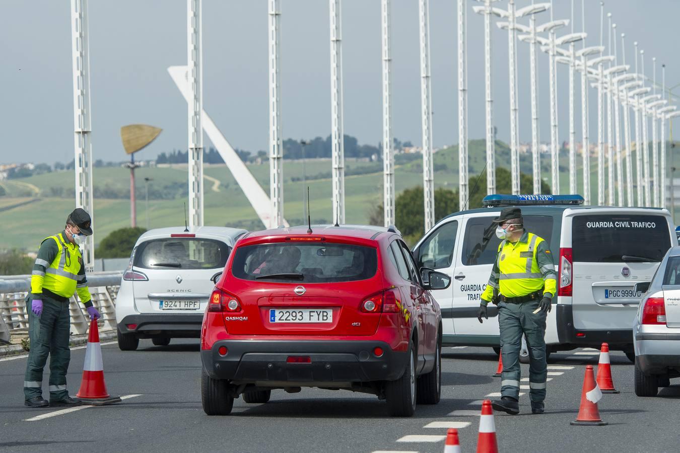 Controles en las salidas de Sevilla para evitar que se salten el estado de alarma en Semana Santa