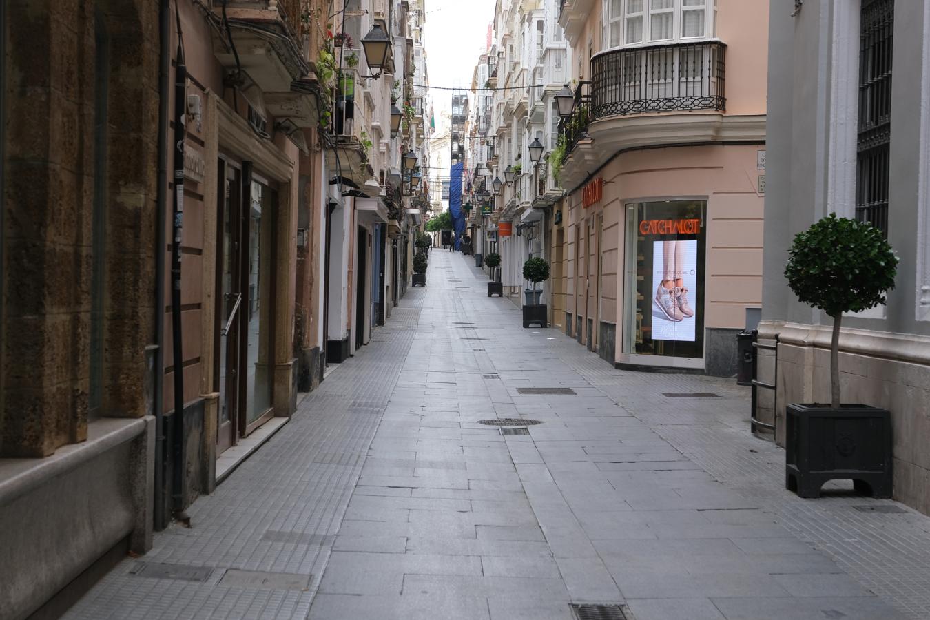 FOTOS: Cádiz, en silencio y vaciado este Jueves Santo