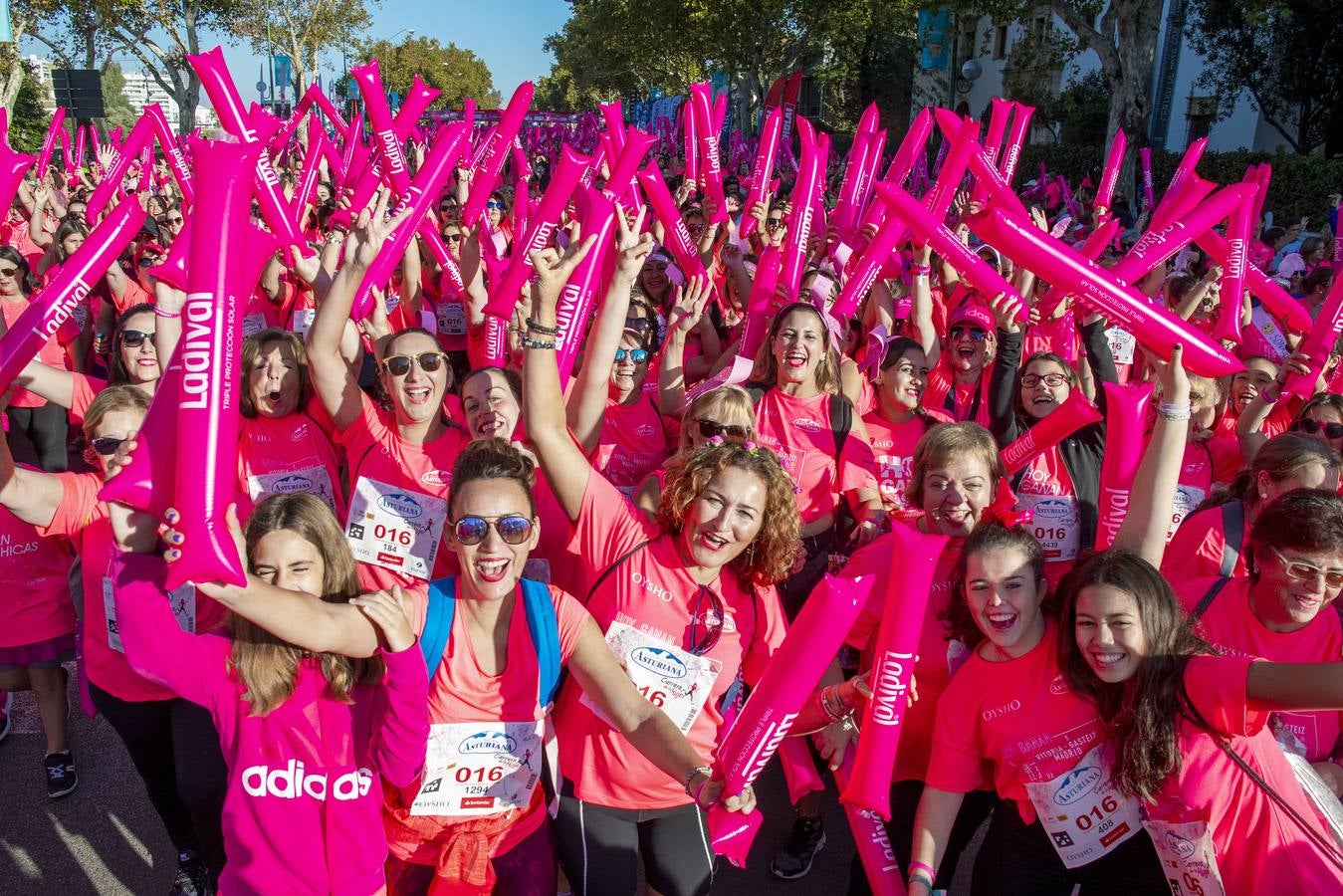 Madrugada. La Espezanza (Macarena). Miles de mujeres participan cada año en la Carrera de la Mujer con la esperanza de contribuir a la investigación que permita hallar una cura para el cáncer de mama.