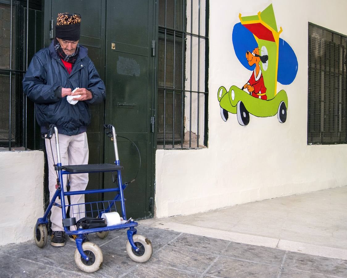 Madrugada. El Calvario. Una persona discapacitada y sin recursos en las instalaciones comunes del Centro de Acogida Municipal (CAM), donde se facilita el acogimiento a personas o familias en situación de riesgo o exclusión social así como a personas sin hogar con la finalidad de reducir el auténtico calvario que suponer vivir en la calle.