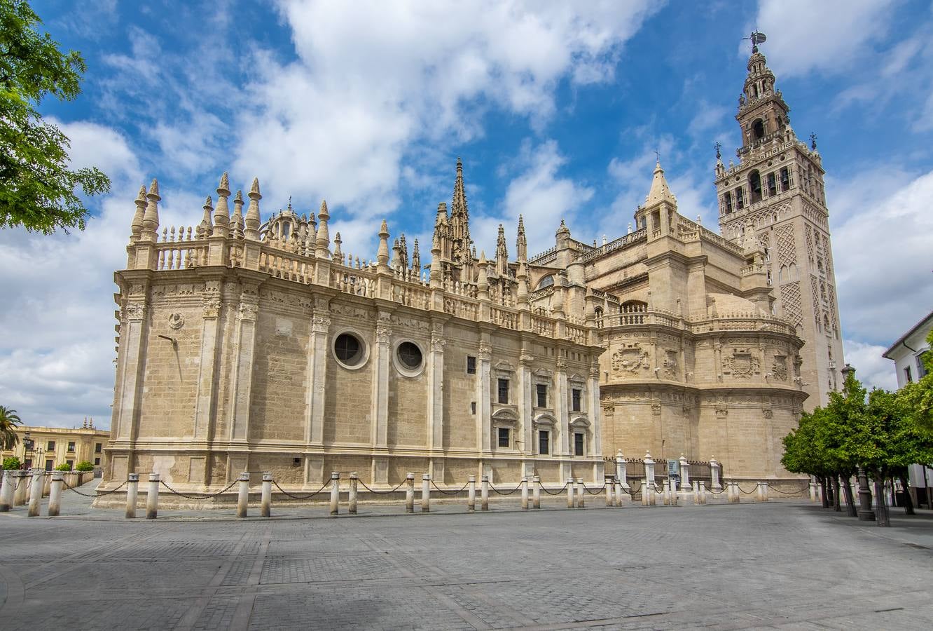 Sábado Santo. La Soledad. El Centro histórico de Sevilla y los alrededores de los monumentos emblemáticos de la ciudad, en la más absoluta soledad en plena celebración litúrgica de la Semana Santa. Una insólita e histórica imagen causada por el confinamiento de la población en sus casas y por la cancelación de todas las procesiones de Semana Santa para luchar contra la propagación de la pandemia del coronavirus.