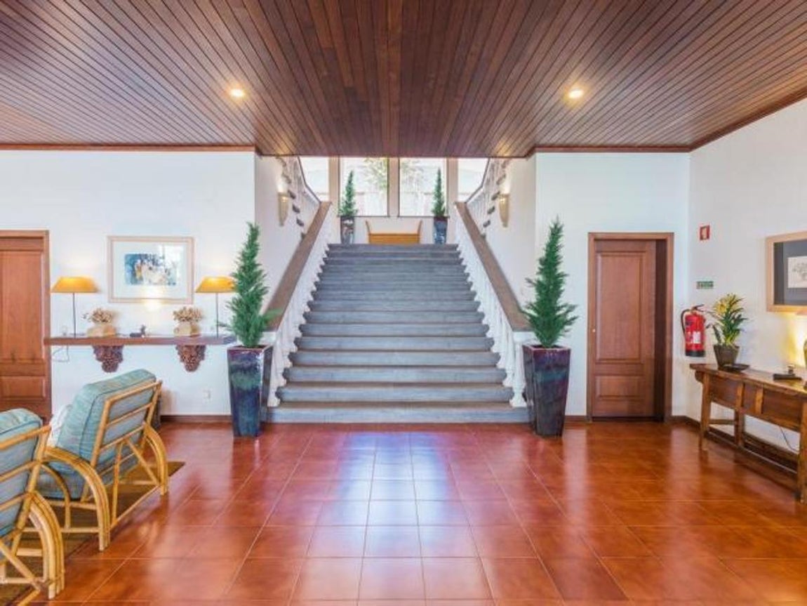 La propiedad, que le cuesta al jugador 4.000 euros al mes, se encuentra muy cerca del aeropuerto que lleva el nombre del delantero estrella. Cuenta con cinco habitaciones, piscina exterior y sala de juegos, entre otras comodidades. 