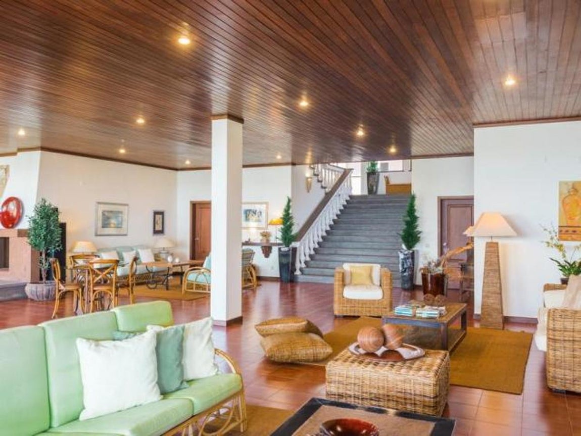 La propiedad, que le cuesta al jugador 4.000 euros al mes, se encuentra muy cerca del aeropuerto que lleva el nombre del delantero estrella. Cuenta con cinco habitaciones, piscina exterior y sala de juegos, entre otras comodidades. 