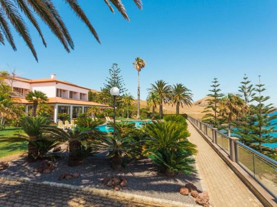 La propiedad, que le cuesta al jugador 4.000 euros al mes, se encuentra muy cerca del aeropuerto que lleva el nombre del delantero estrella. Cuenta con cinco habitaciones, piscina exterior y sala de juegos, entre otras comodidades. 