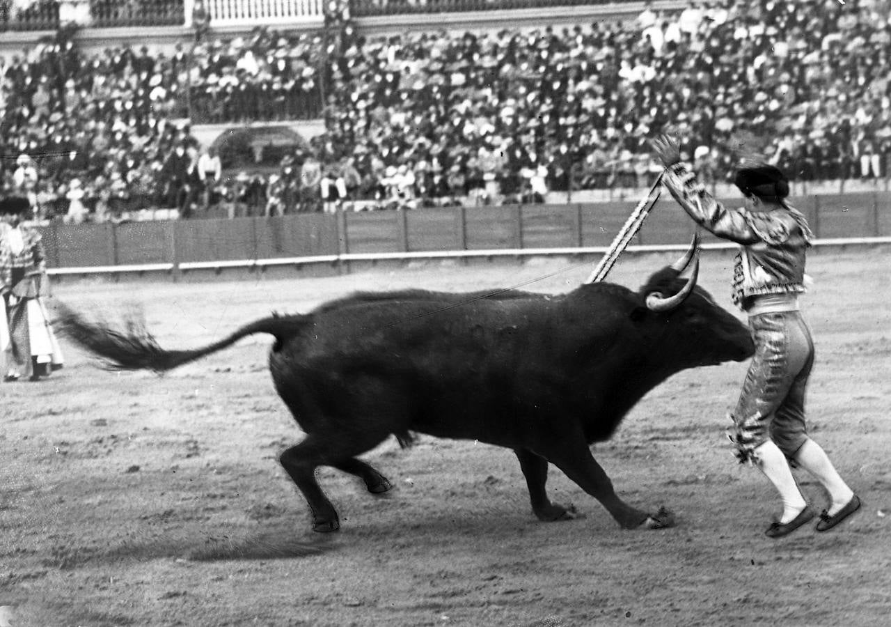 Joselito «El Gallo» poniendo unas banderillas en Sevilla