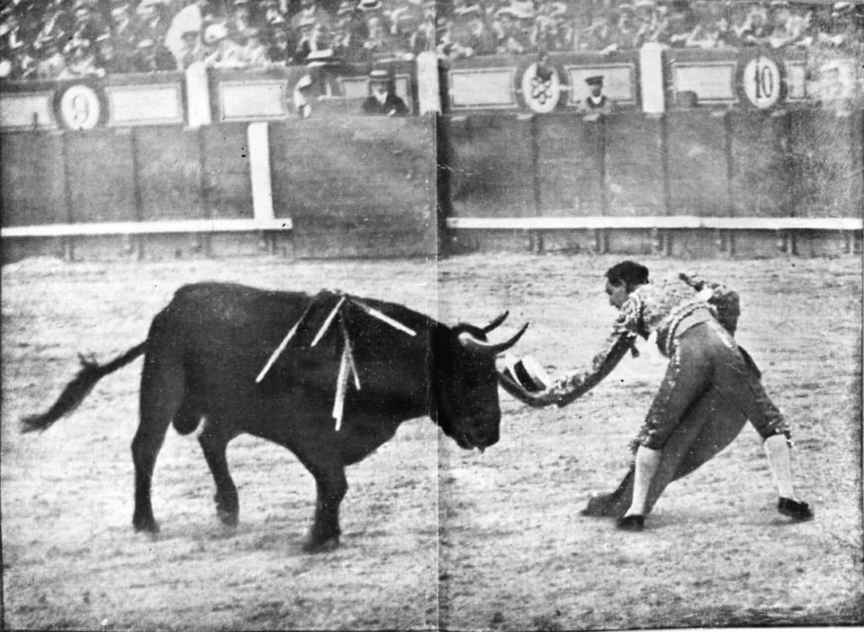 Joselito «El Gallo» apoyándose en un sombrero