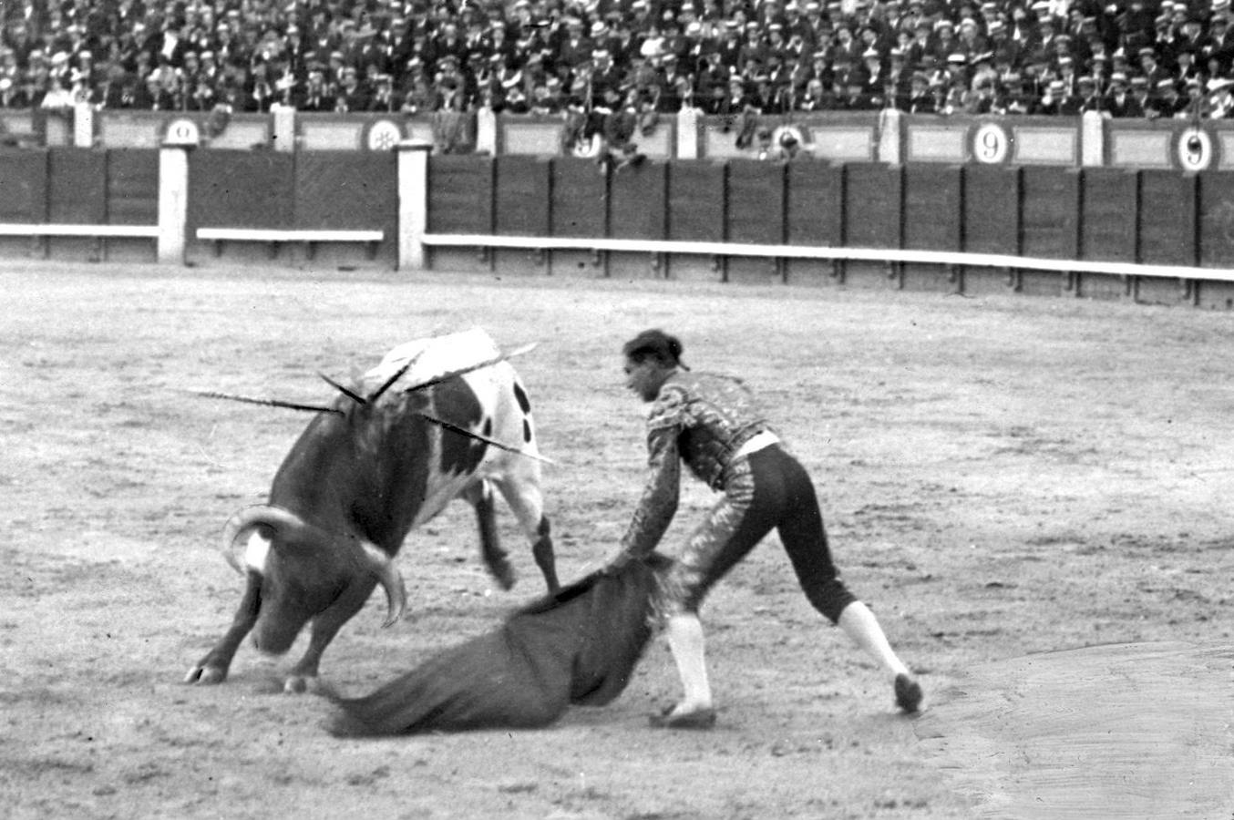 Joselito «El Gallo» toreando con la muleta en 1916 en Madrid