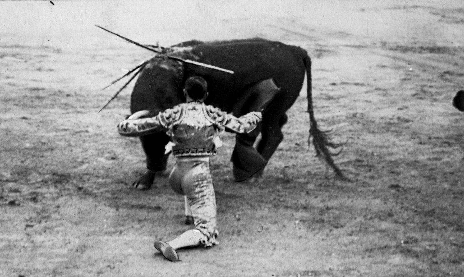 Joselito «El Gallo» de rodillas ante un toro en Madrid
