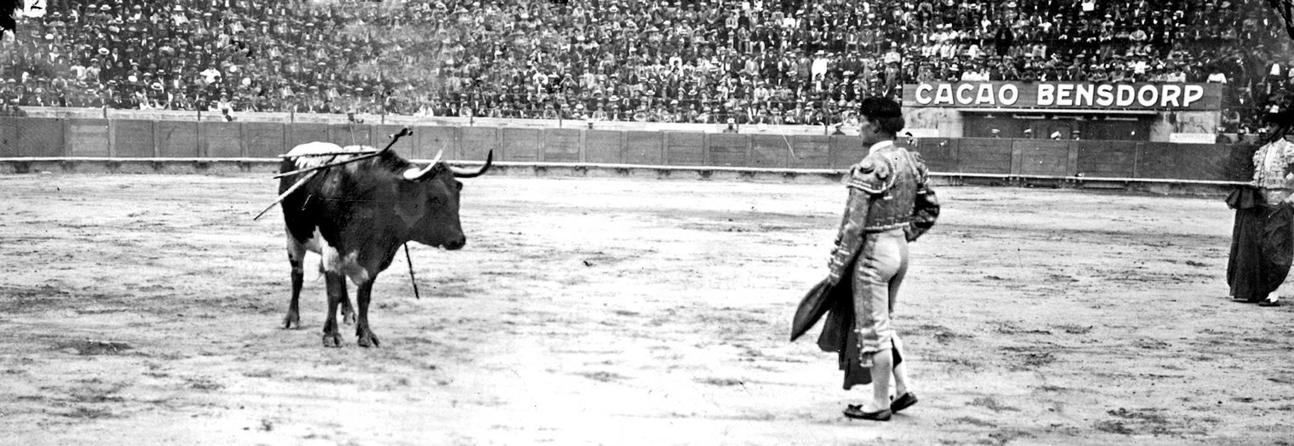 Joselito «El Gallo» espera al toro tras su estocada en la Plaza de Barcelona en 1912