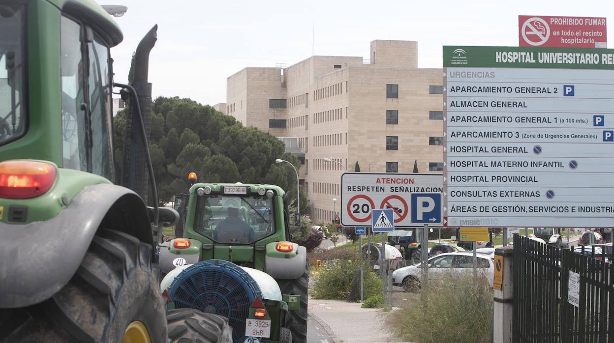 El homenaje de los agricultores a los sanitarios de Córdoba, en imágenes