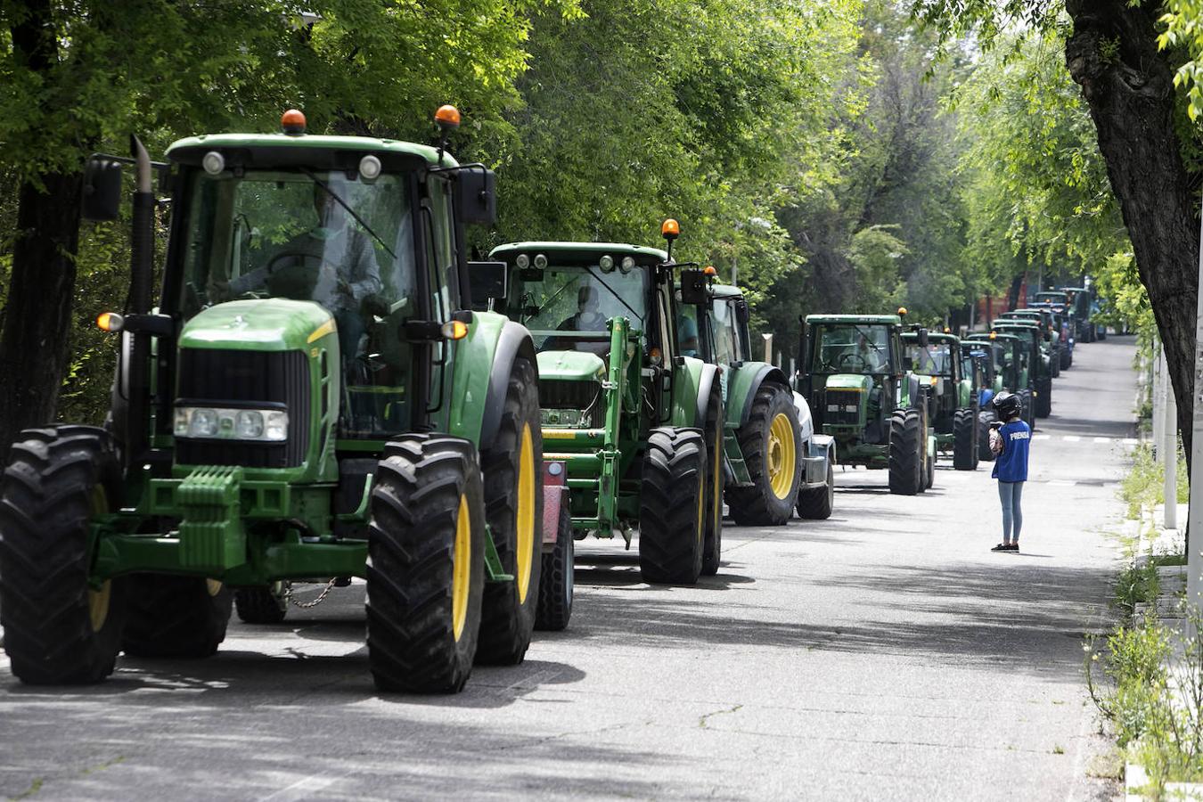 El homenaje de los agricultores a los sanitarios de Córdoba, en imágenes